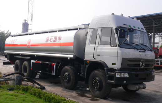 32方東風(fēng)前四后八運(yùn)油車(chē)