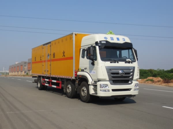 重汽危險品廢物運(yùn)輸車