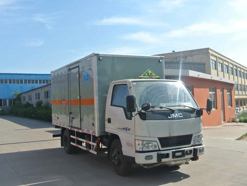 江鈴4.2米易燃固體廂式運(yùn)輸車